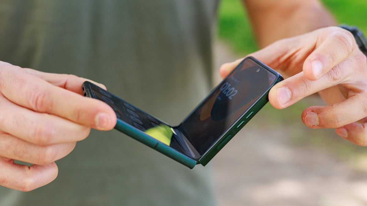 A Motorola Razr (2025) is opened bringing the internal screen to itys full size.