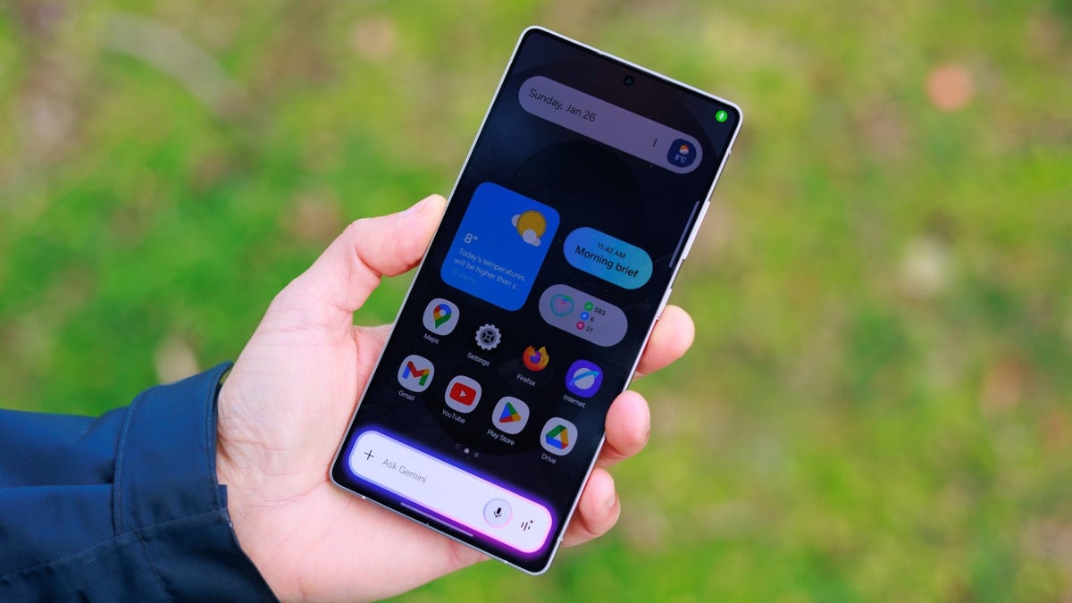 Using a Samsung Galaxy S25 Ultra outdoors
